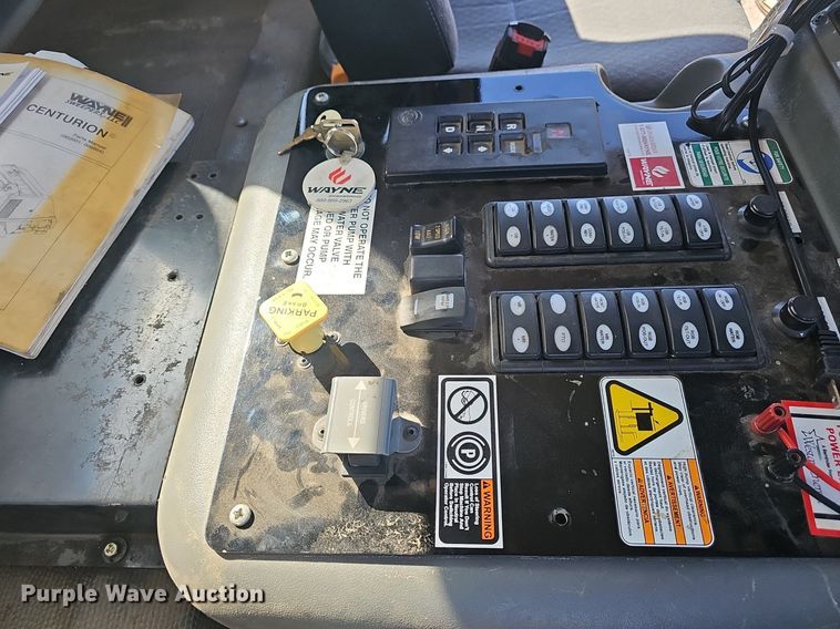 image for item EJ5629 2004 GMC T7500 street sweeper truck