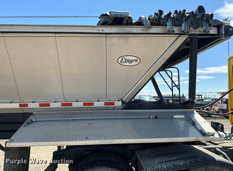 image for item EK1358 2017 Etnyre live bottom trailer