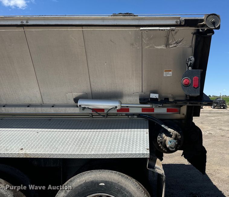 image for item EK1358 2017 Etnyre live bottom trailer