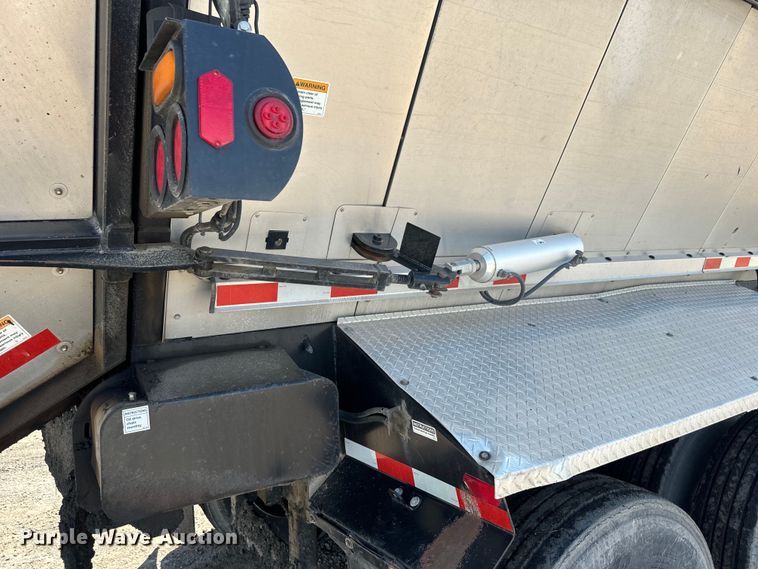 image for item EK1358 2017 Etnyre live bottom trailer