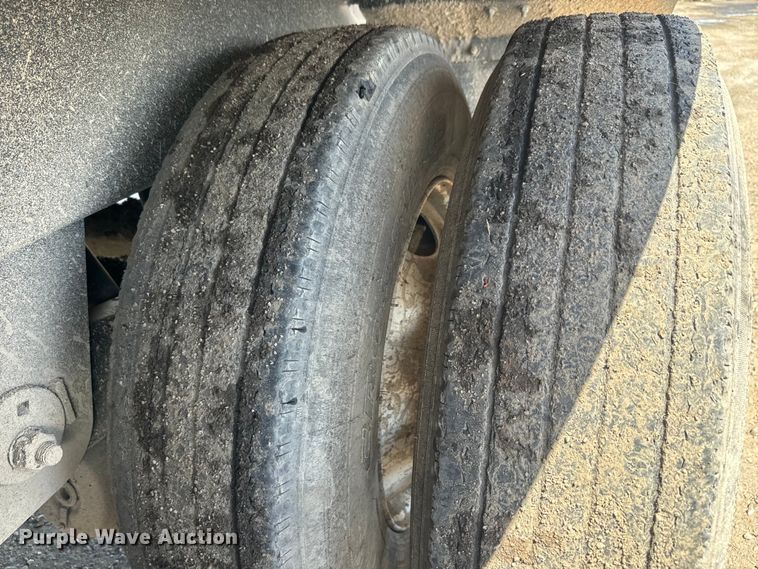 image for item EK1358 2017 Etnyre live bottom trailer