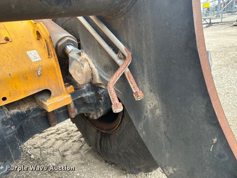 image for item EK1384 2013 JCB 437 wheel loader