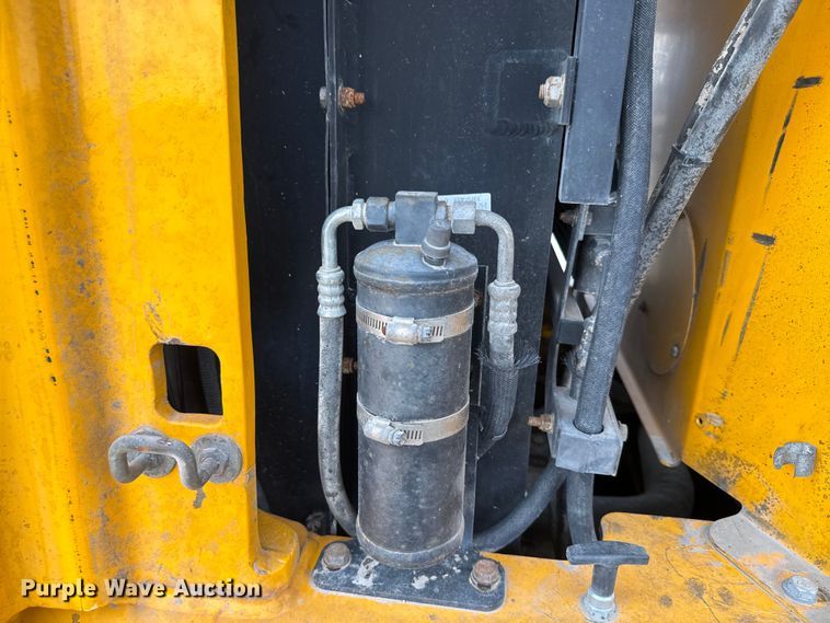 image for item EK1384 2013 JCB 437 wheel loader