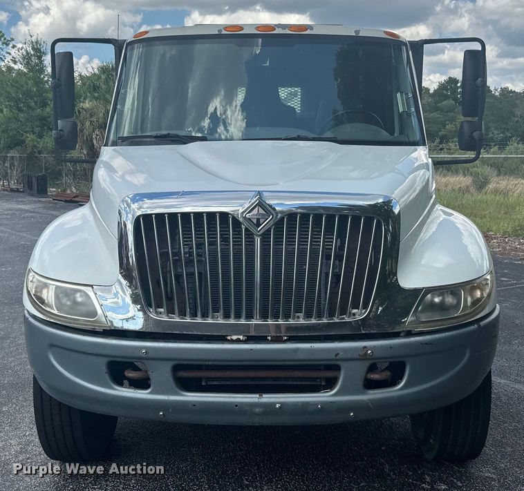 image for item EK1400 2006 International  4400 flatbed truck