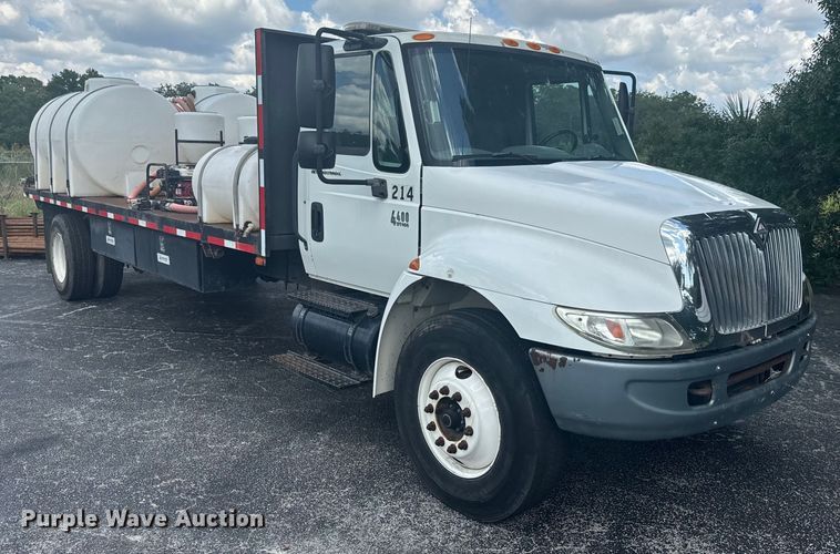 image for item EK1400 2006 International  4400 flatbed truck