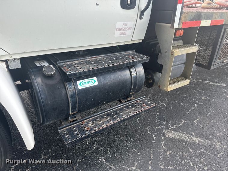 image for item EK1400 2006 International  4400 flatbed truck