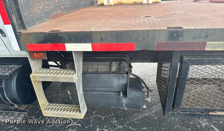 image for item EK1400 2006 International  4400 flatbed truck