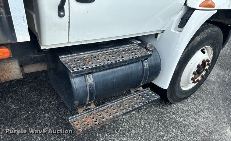 image for item EK1400 2006 International  4400 flatbed truck