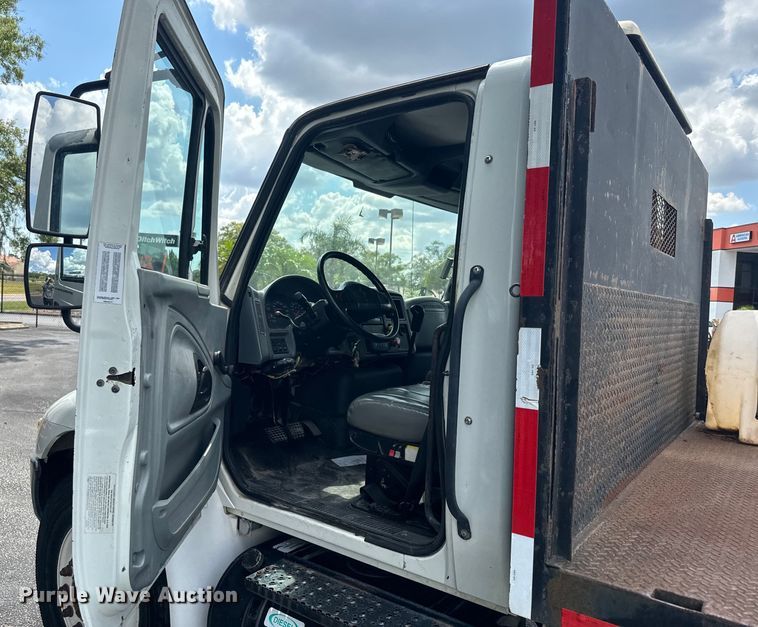 image for item EK1400 2006 International  4400 flatbed truck