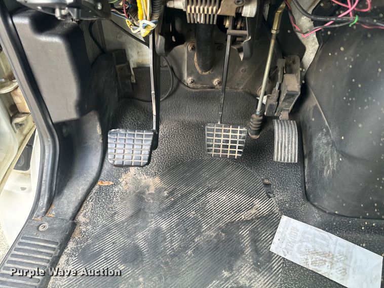 image for item EK1400 2006 International  4400 flatbed truck