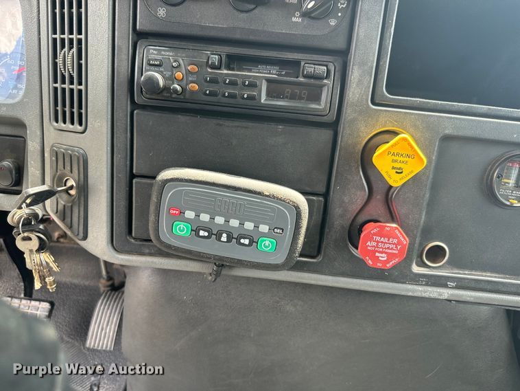 image for item EK1400 2006 International  4400 flatbed truck