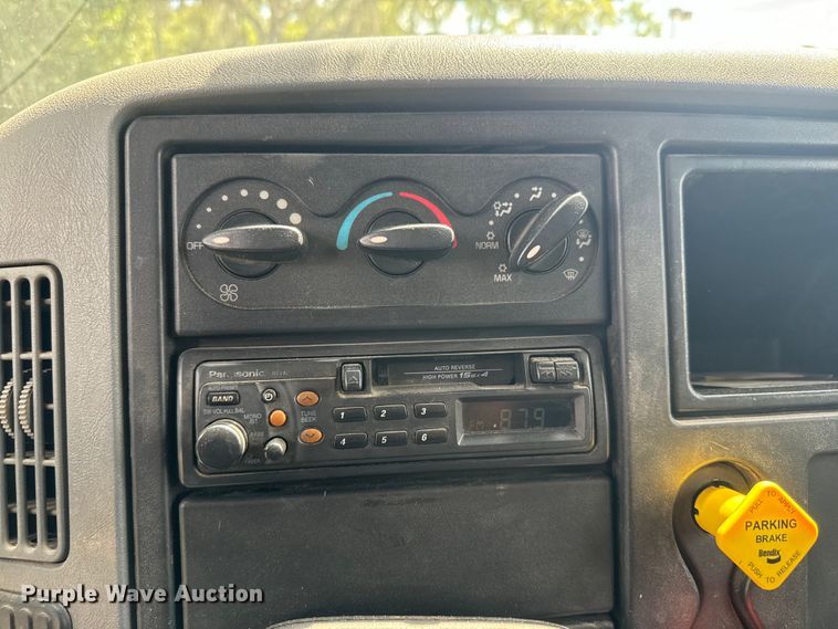 image for item EK1400 2006 International  4400 flatbed truck