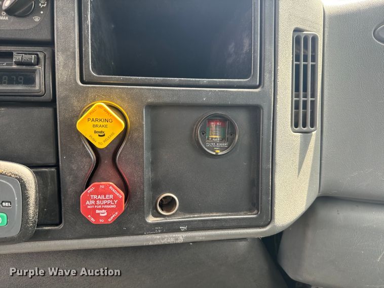 image for item EK1400 2006 International  4400 flatbed truck