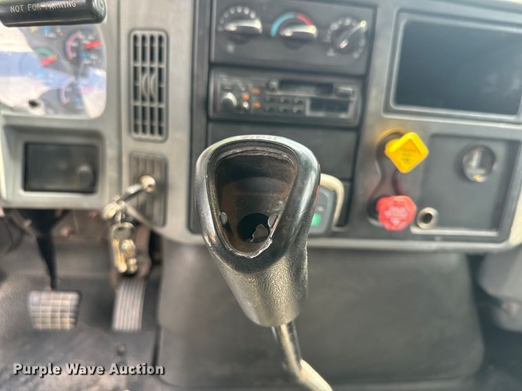 image for item EK1400 2006 International  4400 flatbed truck