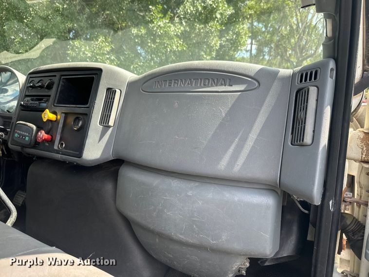 image for item EK1400 2006 International  4400 flatbed truck