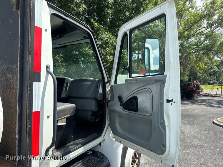 image for item EK1400 2006 International  4400 flatbed truck