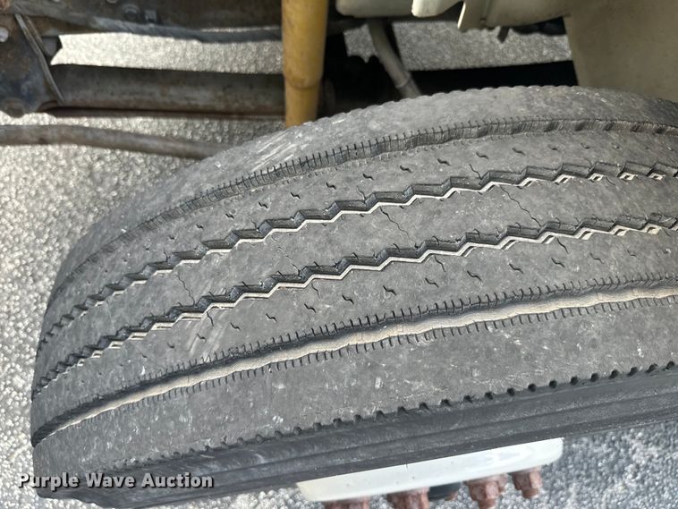 image for item EK1400 2006 International  4400 flatbed truck