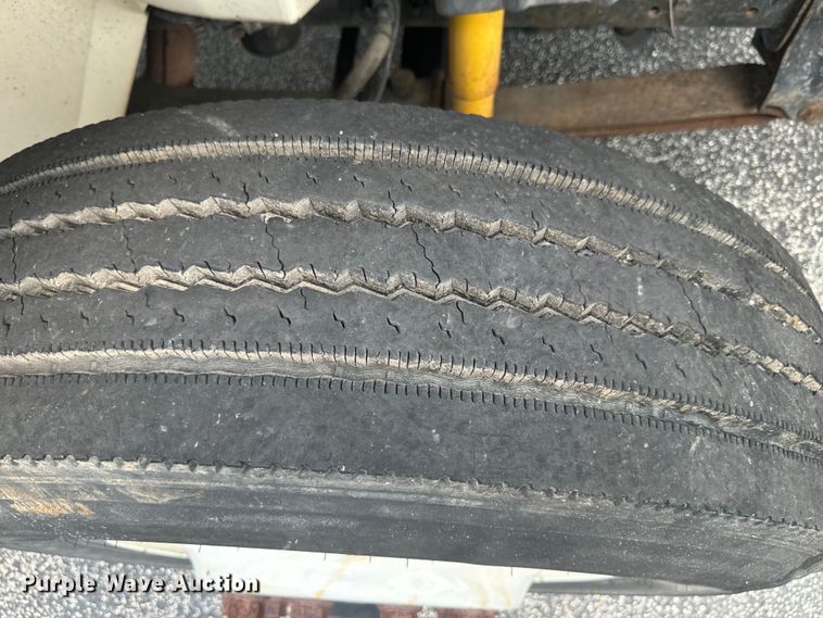 image for item EK1400 2006 International  4400 flatbed truck