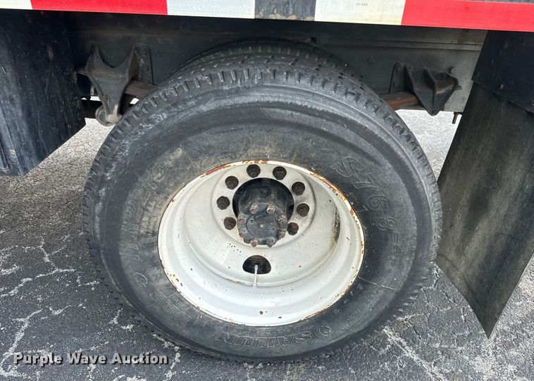 image for item EK1400 2006 International  4400 flatbed truck