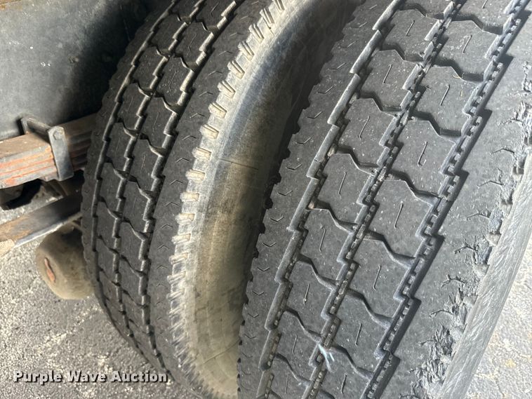 image for item EK1400 2006 International  4400 flatbed truck