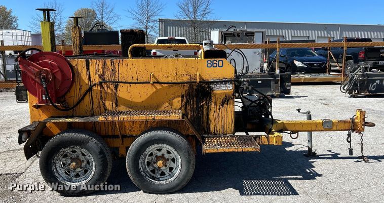 image for item EK4400 2002 LeeBoy asphalt distributor trailer