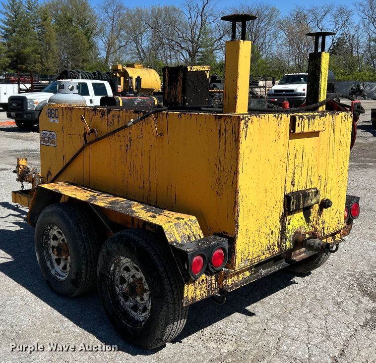 image for item EK4400 2002 LeeBoy asphalt distributor trailer