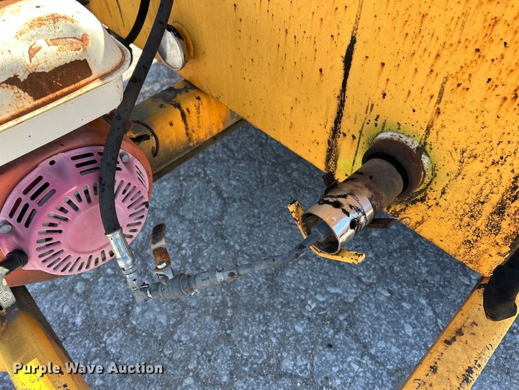 image for item EK4400 2002 LeeBoy asphalt distributor trailer