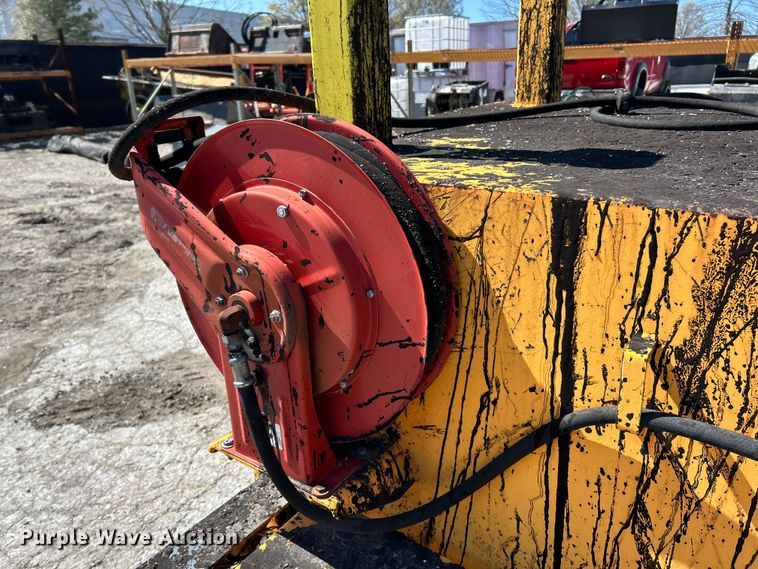 image for item EK4400 2002 LeeBoy asphalt distributor trailer