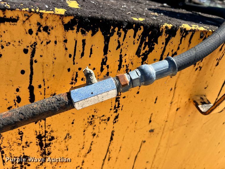 image for item EK4400 2002 LeeBoy asphalt distributor trailer