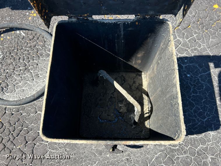 image for item EK4400 2002 LeeBoy asphalt distributor trailer