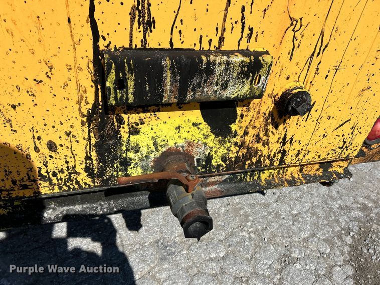 image for item EK4400 2002 LeeBoy asphalt distributor trailer