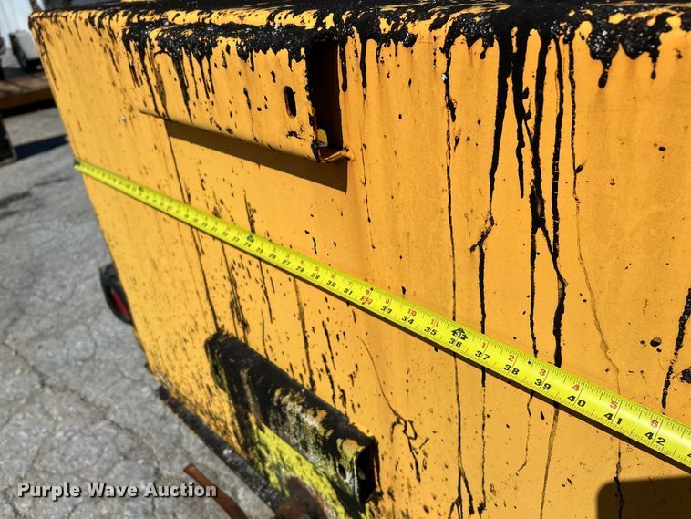 image for item EK4400 2002 LeeBoy asphalt distributor trailer