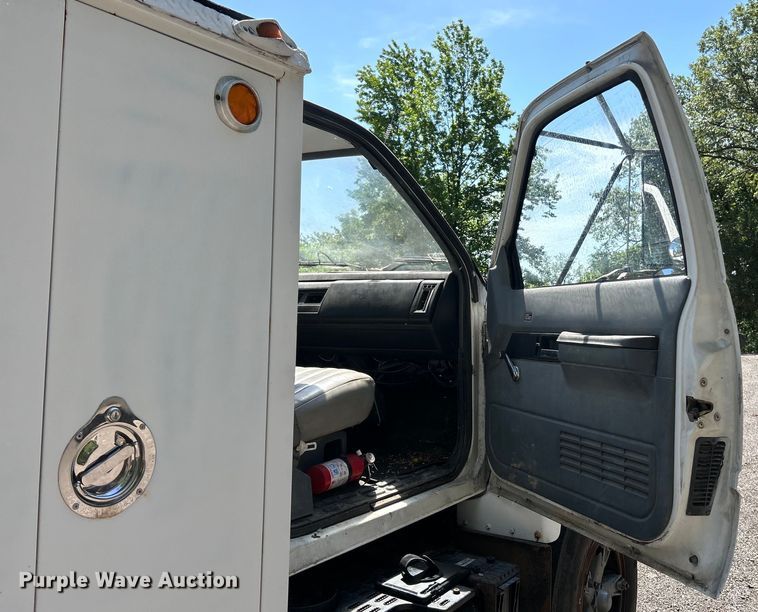 image for item EK4695 1990 GMC C6000 utility / service truck