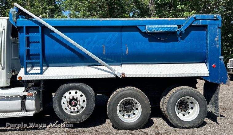 image for item EK4700 2009 Sterling L9500 dump truck