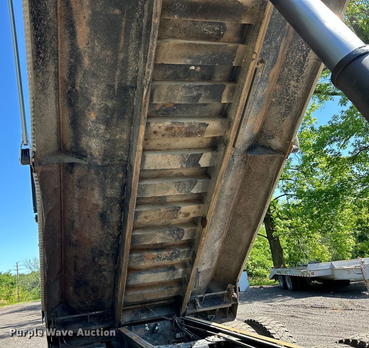 image for item EK4700 2009 Sterling L9500 dump truck