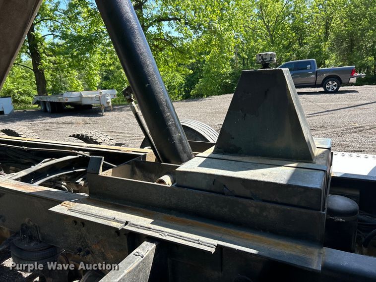 image for item EK4700 2009 Sterling L9500 dump truck