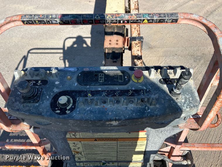 image for item EK4702 2005 JLG 800S boom lift