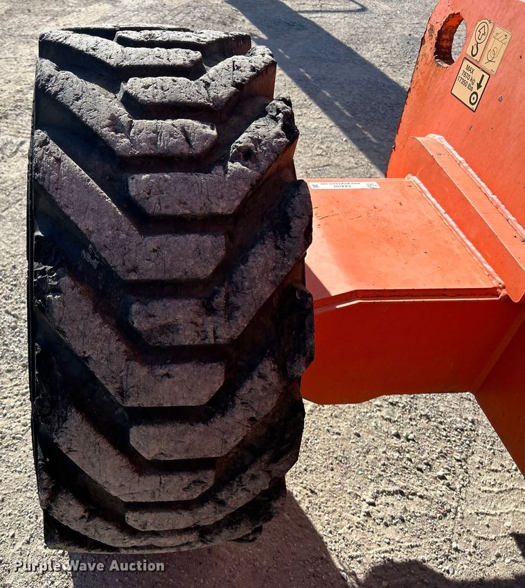 image for item EK4702 2005 JLG 800S boom lift