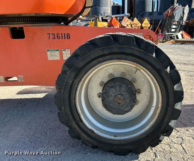 image for item EK4702 2005 JLG 800S boom lift