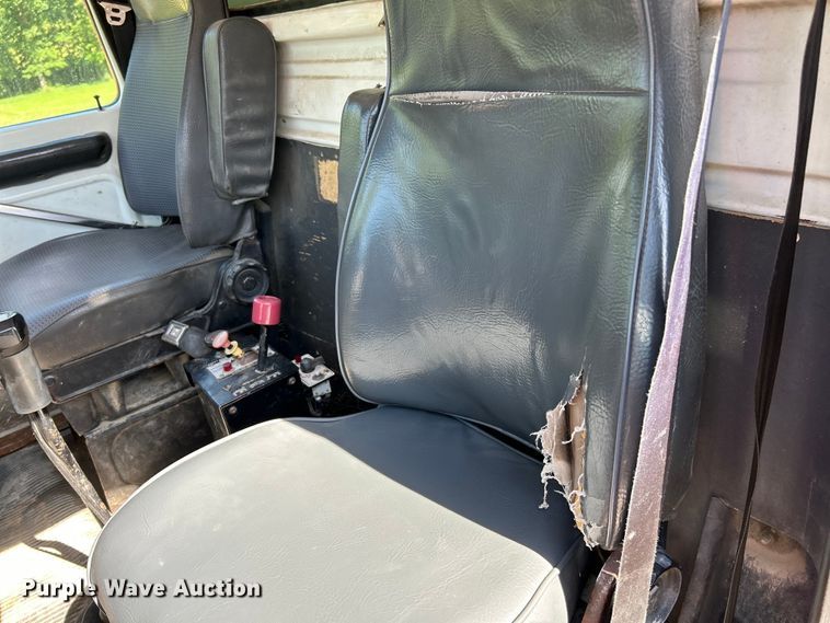 image for item EK4732 1995 Ford Aeromax L9000 dump truck