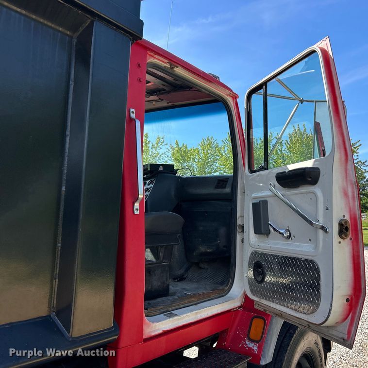 image for item EK4732 1995 Ford Aeromax L9000 dump truck