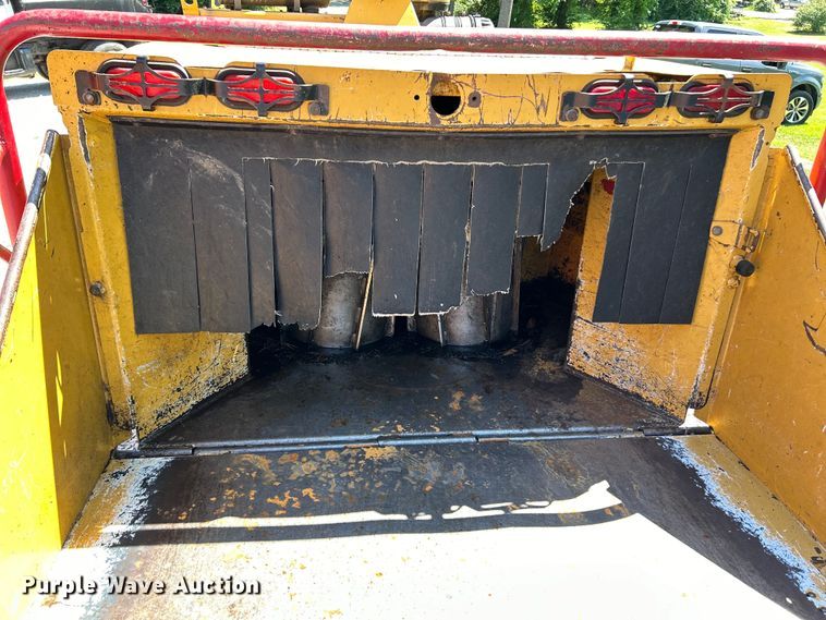 image for item EK4787 2008 Vermeer BC1800XL wood chipper