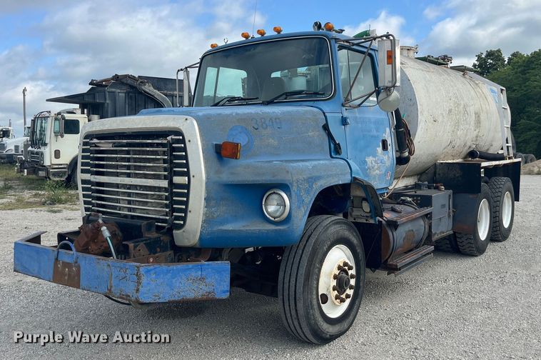 image for item EK8587 1995 Ford LTS9000 vacuum truck