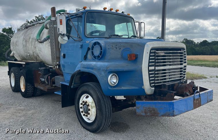 image for item EK8587 1995 Ford LTS9000 vacuum truck