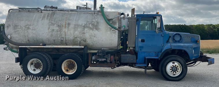 image for item EK8587 1995 Ford LTS9000 vacuum truck