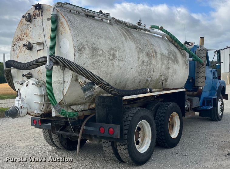 image for item EK8587 1995 Ford LTS9000 vacuum truck