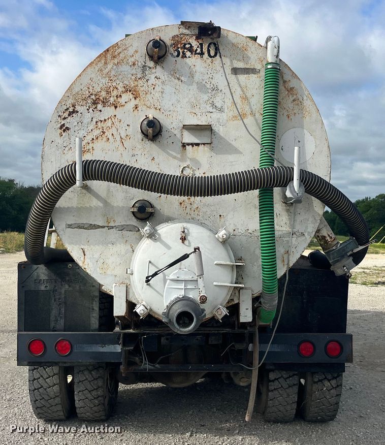 image for item EK8587 1995 Ford LTS9000 vacuum truck