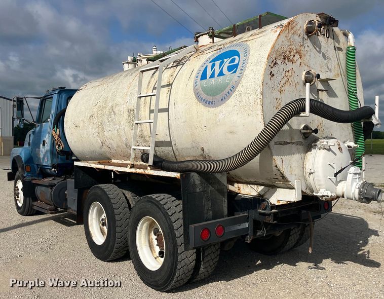 image for item EK8587 1995 Ford LTS9000 vacuum truck