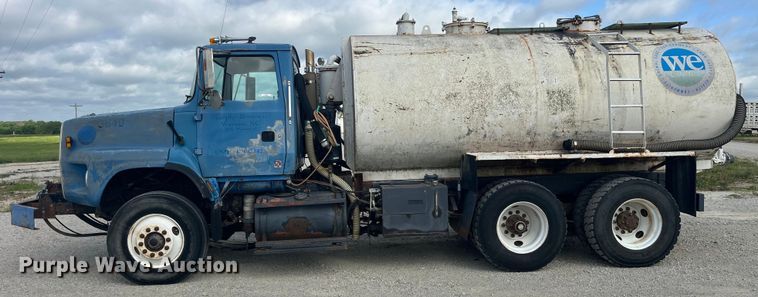 image for item EK8587 1995 Ford LTS9000 vacuum truck