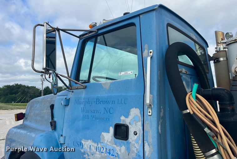 image for item EK8587 1995 Ford LTS9000 vacuum truck